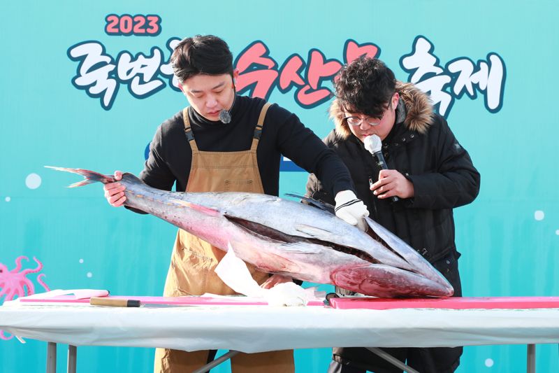 지난해 열린 죽변항 수산물축제 '대방어 해체쇼'. 울진군청 제공