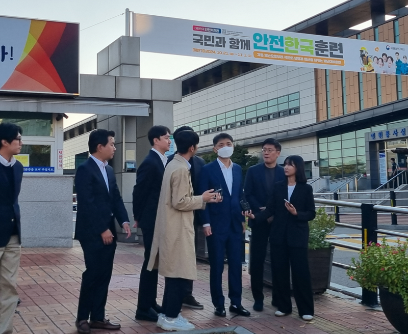 31일 서울 구로구 서울남부구치소에서 석방된 김범수 카카오 경영쇄신위원장이 취재진 질문에 답하고 있다. 사진=장유하 기자