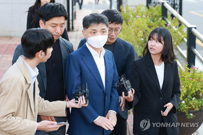 보석 석방되는 카카오 김범수 보석 석방되는 카카오 김범수 (서울=연합뉴스) 신현우 기자 = SM엔터테인먼트 시세조종 의혹으로 구속기소돼 재판받는 있는 카카오 창업자 김범수 경영쇄신위원장이 31일 오후 서울 구로구 서울남부구치소에서 보석 석방되고 있다. 2024.10.31 nowwego@yna.co.kr (끝)