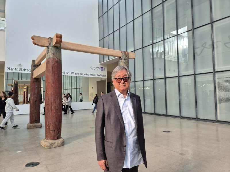 이강소 작가 (서울=연합뉴스) 황희경 기자 = 31일 국립현대미술관 서울관에서 열린 이강소 개인전 '풍래수면시' 기자간담회에서 참석한 이강소 작가. 전시는 11월1일 개막해 내년 4월 13일까지 계속된다. 2024.10.31. zitrone@yna.co.kr