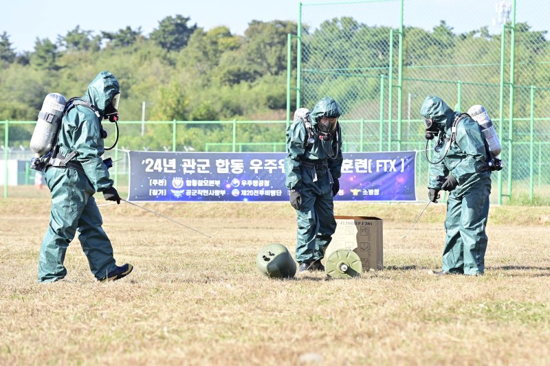 우주물체가 대한민국 영토에 추락하는 상황을 부여해 공군 제20전투비행단 관계관들이 지면 출돌 현장에 출동해 방사능 탐지, 폐기물 수거 등을 조치하고 있다. 사진=합동참모본부 제공