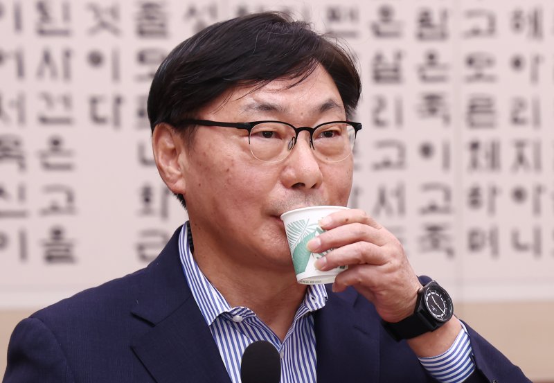 이화영 전 경기도 평화부지사가 지난 25일 오후 서울 여의도 국회 법제사법위원회에서 열린 법무부·법제처·감사원·고위공직자범죄수사처·헌법재판소·대법원 종합 국정감사에 출석해 물을 마시고 있다. /사진=뉴스1