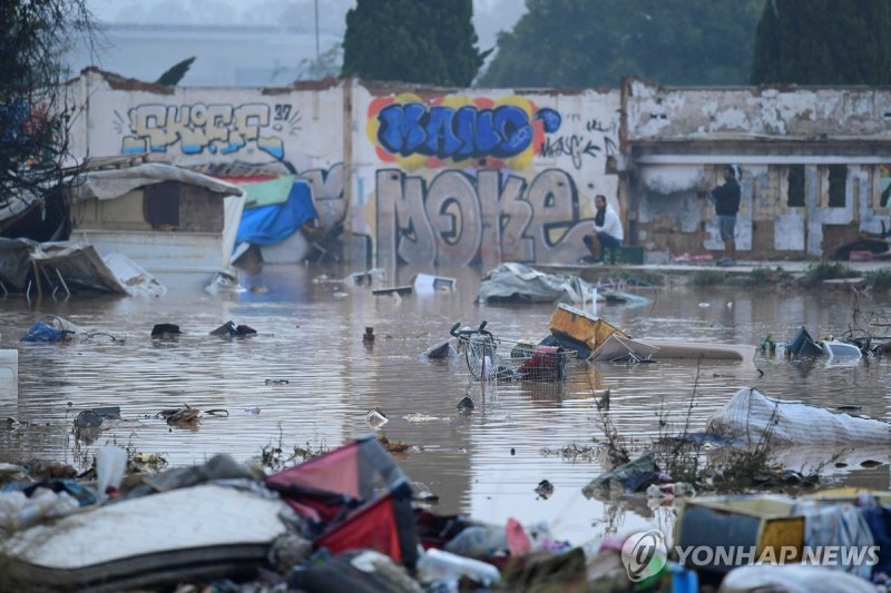 역대급 온난화가 대재앙 원흉 TOPSHOT - A flooded slum area is pictured in Picuana, near Valencia, eastern Spain, on October 30, 2024. Floods triggered by torrential rains in Spain's eastern Valencia region has left 51 people dead, rescue services said on October 30. (Photo by Jose Jordan / AFP)