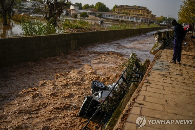 스페인 대홍수 A flooded car is pictured in Utiel, Spain, Wednesday, Oct. 30, 2024. (AP Photo/Manu Fernandez)