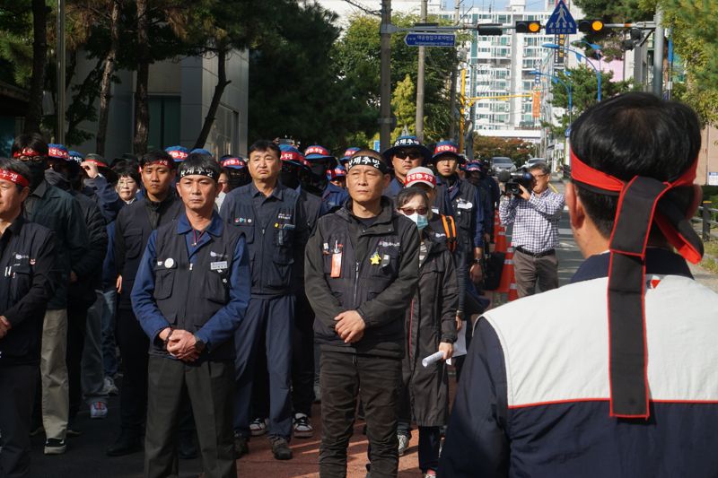 울산 조선소 30대 배관공 사망 사건과 관련해 중대재해 가능성을 제기한 울산지역 노동단체가 10월 31일 고용노동부 울산지청 앞에서 철저한 원인 규명을 요구하는 집회를 열고 있다. 민주노총 울산지역본부 제공