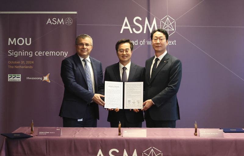 반도체 세계 1위 기업인 ASM이 경기도-화성시와 오는 2030년까지 경기도와 화성시에 3조원의 투자하는 상생협약을 체결했다. ASM 히쳄 엠사드 CEO가(왼쪽)네덜란드를 방문 중인 김동연 경기도지사와 정명근 화성시장과 협약을 체결한 뒤 기념사진을 촬영하고 있다. 경기도 제공