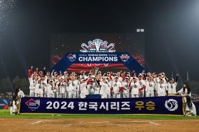 기아는 프로야구(KBO) 구단 '기아 타이거즈'의 12번째 한국시리즈 우승을 기념해 이달 30일까지 고객 프로모션을 실시한다고 1일 밝혔다. 기아 제공