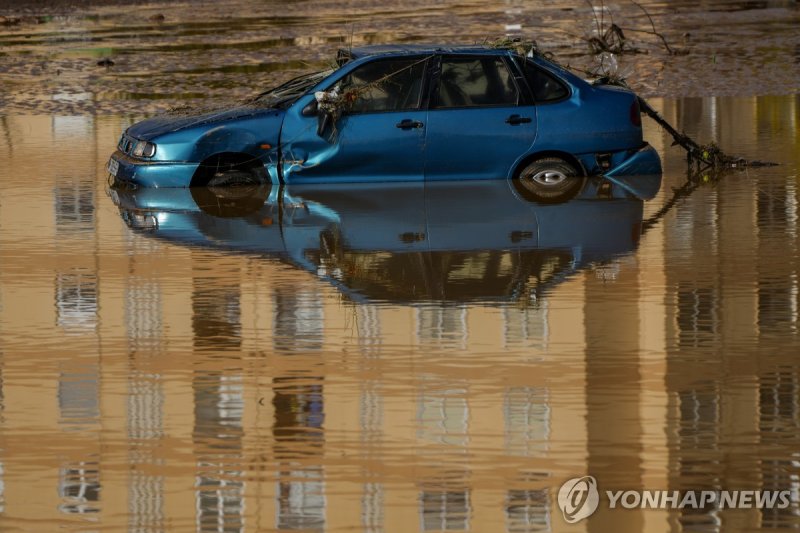 스페인 발렌시아 홍수 A flooded car is reflected in the water in Utiel, Spain, Wednesday, Oct. 30, 2024. (AP Photo/Manu Fernandez)
