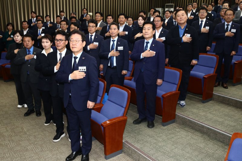 이재명 더불어민주당 대표와 김민석 최고위원이 1일 오전 사울 여의도 국회에서 열린 전국 지역위원장-국회의원 비상 연석회의에서 국민의례를 하고 있다. 뉴스1