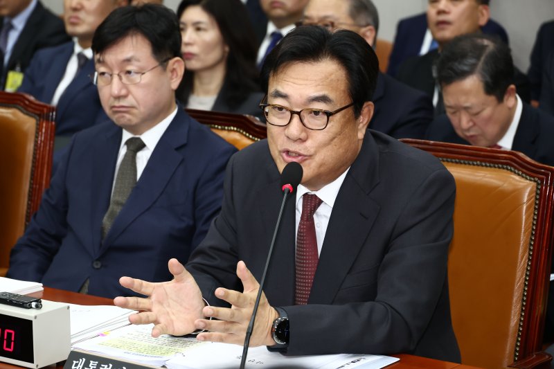 정진석 대통령 비서실장이 1일 오전 서울 여의도 국회 운영위원회에서 열린 대통령비서실·국가안보실·대통령 경호처 대상 종합 국정감사에서 의원 질의에 답변하고 있다. 2024.11.1/뉴스1 ⓒ News1 김민지 기자