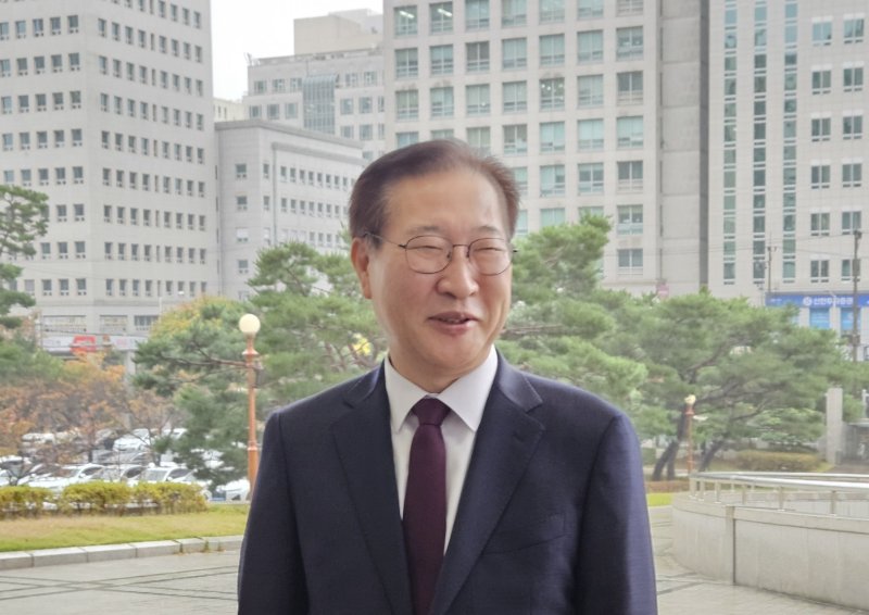 박성재 법무부 장관이 1일 부산 연제구 부산고등·지방검찰청에 방문해 취재진의 질문에 답하고 있다./사진=뉴스1