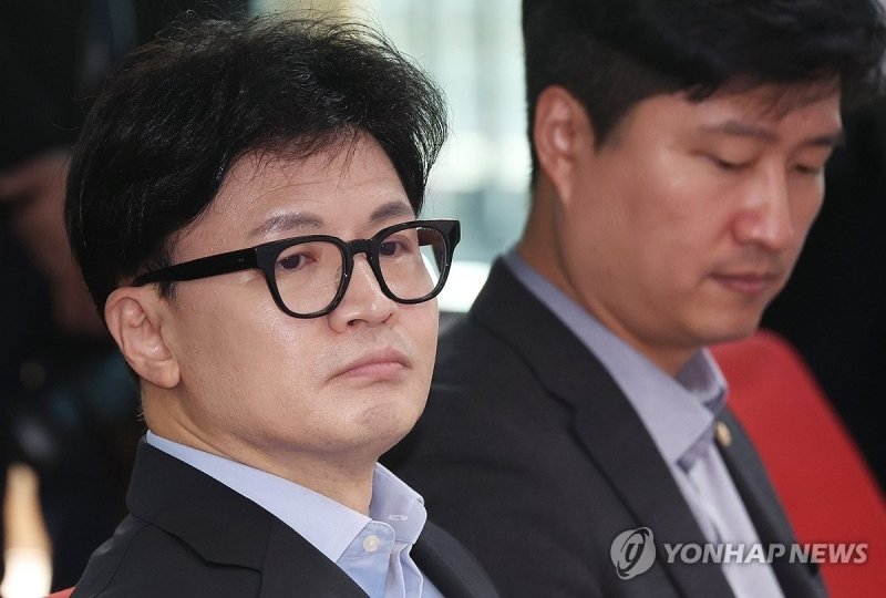 토론회 참석한 한동훈 대표 (서울=연합뉴스) 신준희 기자 = 국민의힘 한동훈 대표가 31일 서울 여의도 당사에서 열린 여론조사 정상화를 위한 제도개선 토론회에참석하고 있다. 2024.10.31 hama@yna.co.kr