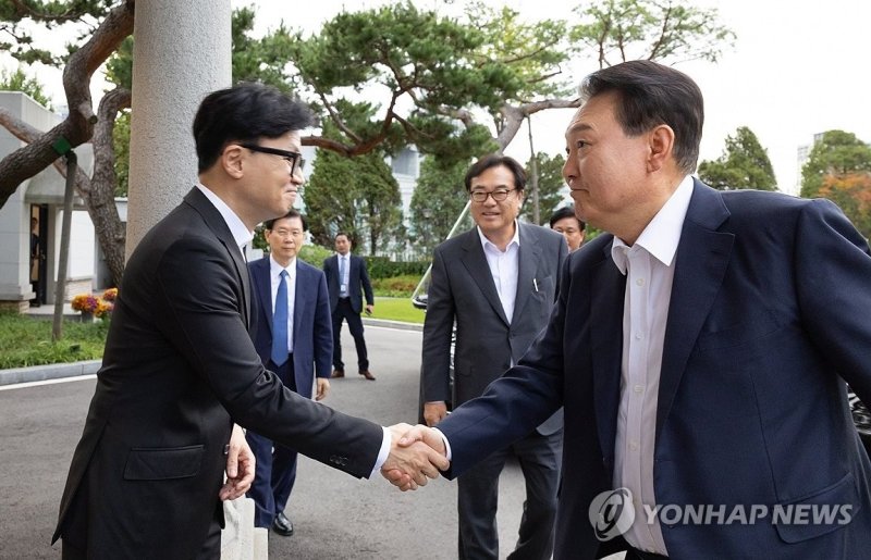 윤석열 대통령, 국민의힘 한동훈 대표와 악수 (서울=연합뉴스) 홍해인 기자 = 윤석열 대통령이 21일 서울 용산 대통령실에서 국민의힘 한동훈 대표를 만나 악수하고 있다. 2024.10.21 [대통령실 제공. 재판매 및 DB 금지] hihong@yna.co.kr