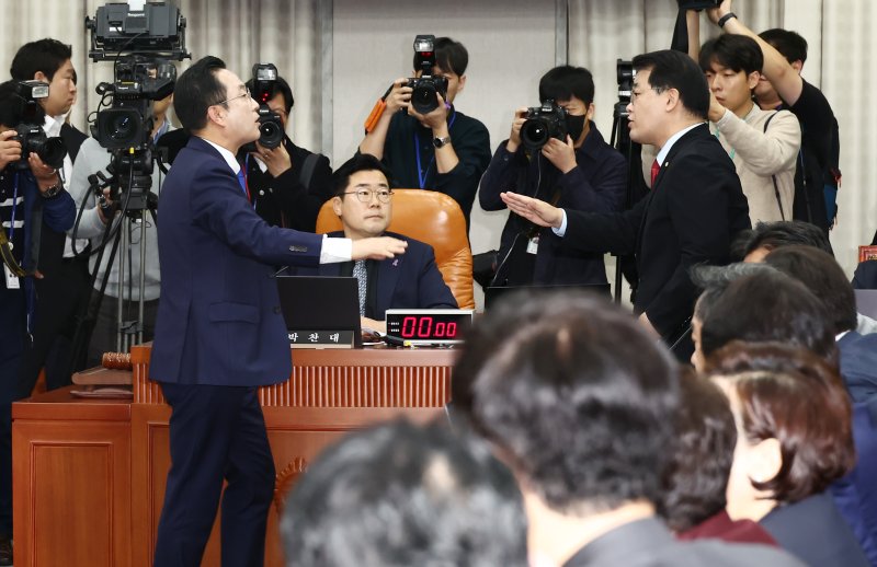 국회 운영위원회 배준영 국민의힘 간사(오른쪽)와 박성준 더불어민주당 간사가 1일 오전 서울 여의도 국회 운영위원회에서 열린 대통령비서실·국가안보실·대통령 경호처 대상 종합 국정감사에서 김건희 여사의 동행명령장 발부와 관련해 설전을 벌이고 있다. 가운데는 박찬대 운영위원장. 2024.11.1/뉴스1 ⓒ News1 김민지 기자 /사진=뉴스1