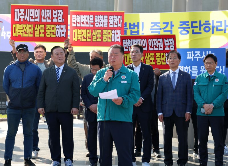 김경일 파주시장이 10월 31일 오전 경기 파주시 국립 6.25전쟁납북자기념관 앞에서 대북전단 살포 중단을 촉구하고 있다.