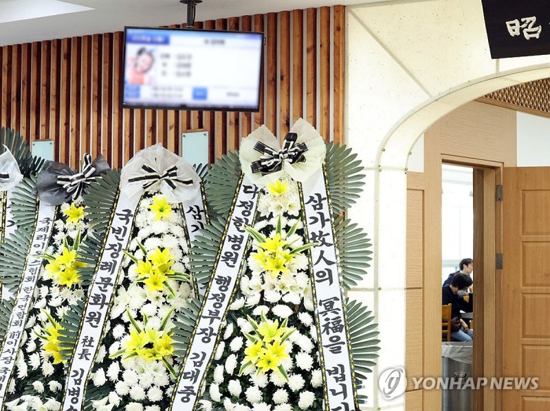 수거 차량 참변 초등생 장례 수거 차량 참변 초등생 장례 (광주=연합뉴스) 김혜인 기자 = 31일 광주 서구 매월동 한 장례식장에 수거 차량에 치여 숨진 초등생 김모(7) 양의 빈소가 마련됐다. 김양은 전날 오후 1시 20분께 광주 북구 신용동 한 아파트 단지 내에서 후진하는 재활용품 수거 차량에 치여 숨졌다.2024.10.31 in@yna.co.kr (끝)