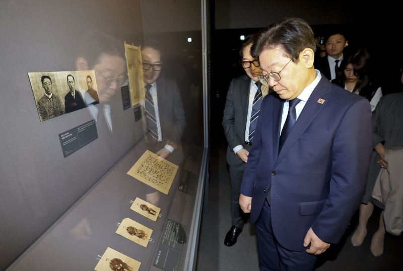 [서울=뉴시스] 김근수 기자 = 더불어민주당 이재명 대표가 1일 오후 서울 종로구 대한민국역사박물관에서 열린 안중근 의사 하얼빈 의거 115주년 기념 특별전시 '안중근 書'를 관람하고 있다. 2024.11.01. ks@newsis.com