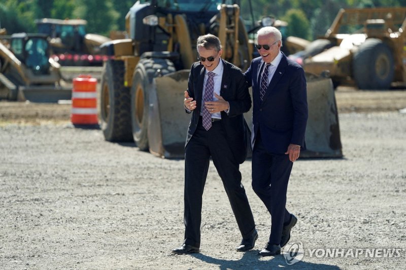 2022년 9월 팻 겔싱어 인텔 최고경영자(왼쪽)와 함께 뉴욕주 올버니의 반도체 공장 착공식을 찾은 조 바이든 미 대통령 U.S. President Joe Biden walks with Intel CEO Pat Gelsinger as he attends the groundbreaking of the new Intel semiconductor manufacturing facility in New Albany, Ohio, U.S., September 9, 2022. REUTERS/Joshua Roberts