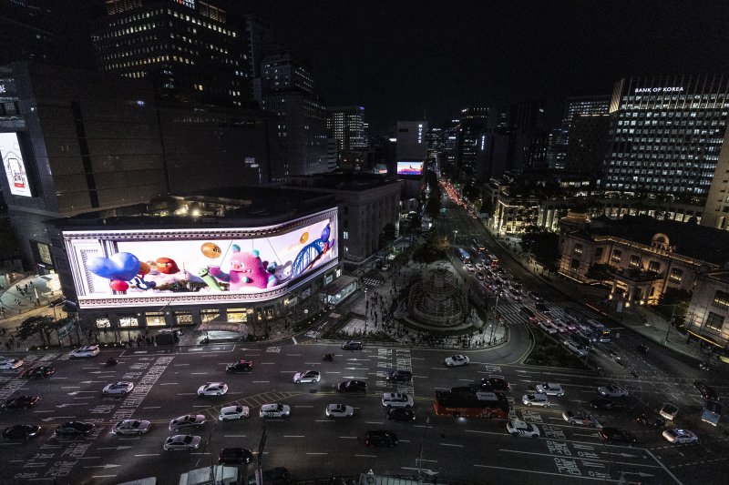 [서울=뉴시스] 김근수 기자 = 1일 오후 서울 중구 신세계백화점 본점 앞에서 2024 명동스퀘어 1호 전광판 점등식이 열리고 있다. 2024.11.01. ks@newsis.com