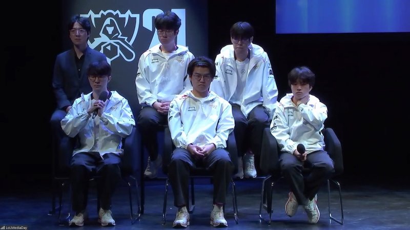 인터뷰하는 T1 멤버들과 김정균 감독 [기자 간담회 화면 캡처. 재판매 및 DB 금지]