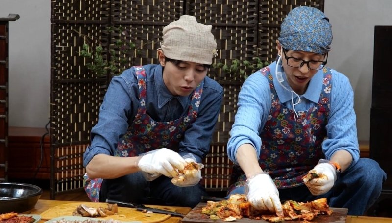 이걸 넣어요? 유재석, '급식대가' 김치 킥 재료에 깜짝