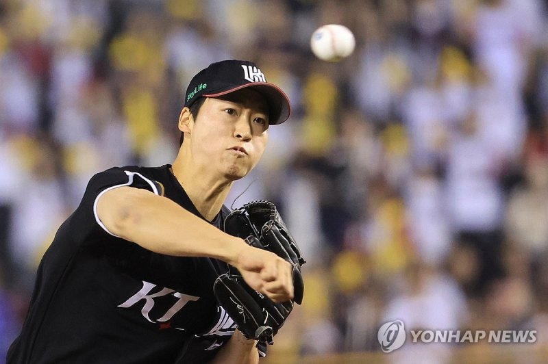 5차전 kt 선발 엄상백 5차전 kt 선발 엄상백 (서울=연합뉴스) 신현우 기자 = 11일 서울 잠실야구장에서 열린 2024 신한 SOL뱅크 KBO 포스트시즌 준플레이오프 5차전 kt wiz와 LG 트윈스의 경기. 1회말 kt 선발 엄상백이 역투하고 있다. 2024.10.11 nowwego@yna.co.kr (끝)