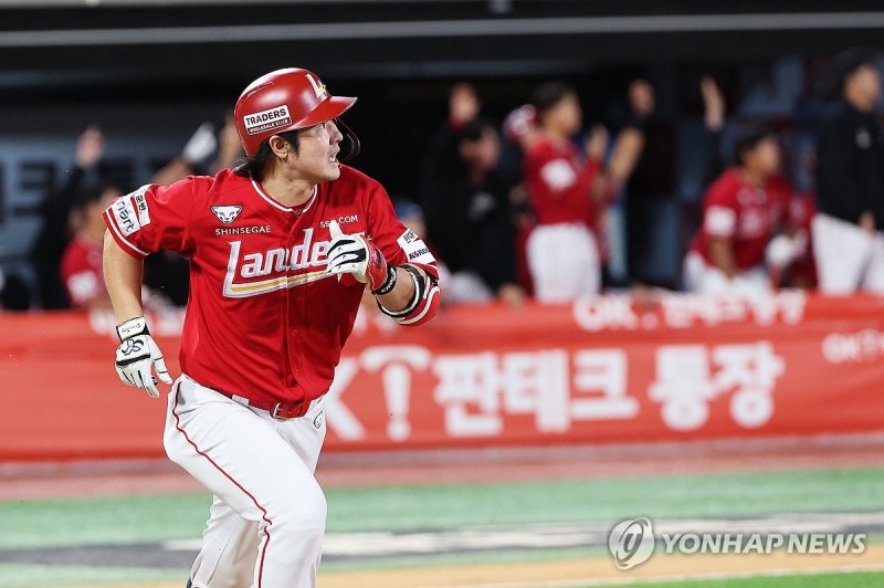 '내가 최정' '내가 최정' (수원=연합뉴스) 홍기원 기자 = 1일 경기도 수원케이티위즈파크에서 열린 2024 KBO리그 프로야구 5위 결정전 SSG 랜더스와 kt wiz의 경기. 8회초 1사 주자 없을 때 SSG 최정이 홈런을 치고 베이스를 돌고 있다. 2024.10.1 xanadu@yna.co.kr (끝)