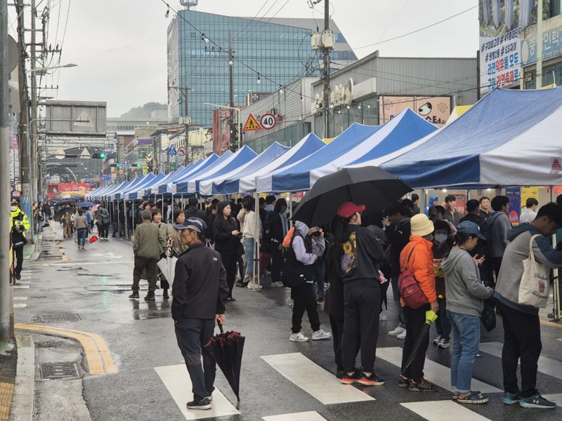 지난 1일 경북 구미시 원평동의 구미역 일원에서 열린 '2024 구미라면축제'의 라면레스토랑 앞에 시민들이 길이 줄을 서 있다. 사진=김서연기자