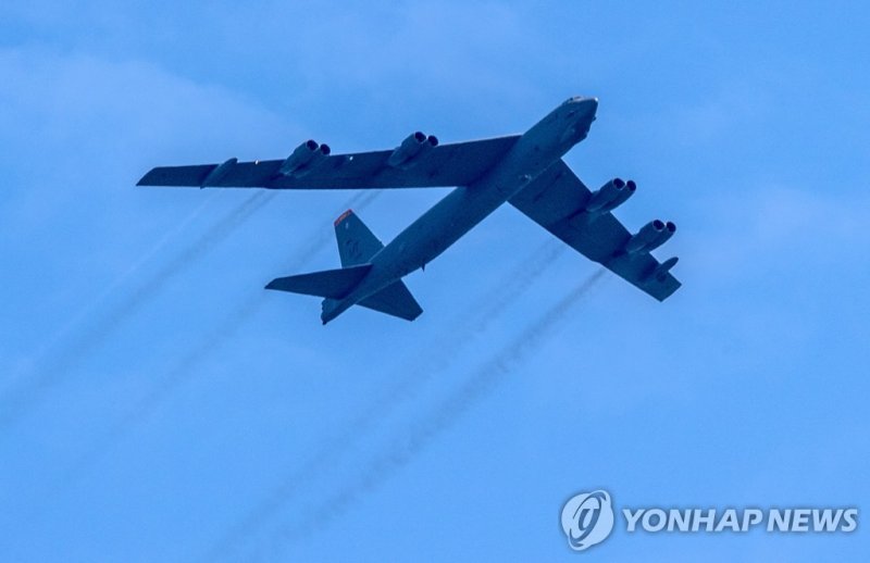 美대선 앞 중동 살얼음판…이란 위협에 美 전략폭격기 보내 억제(종합) epa10133393 A US Air Force's B-52 bomber flies over Skopje, North Macedonia, 22 August 2022. Two US B-52 bombers, currently stationed at Fairford Air Force Base in the United Kingdom, are making low-flying flights over southeastern Europe to demonstrate the US 