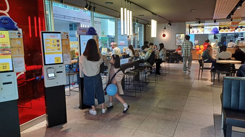 서울 강남의 한 맥도날드 매장에서 고객이 키오스크를 통해 주문하고 있다. /사진=이환주 기자