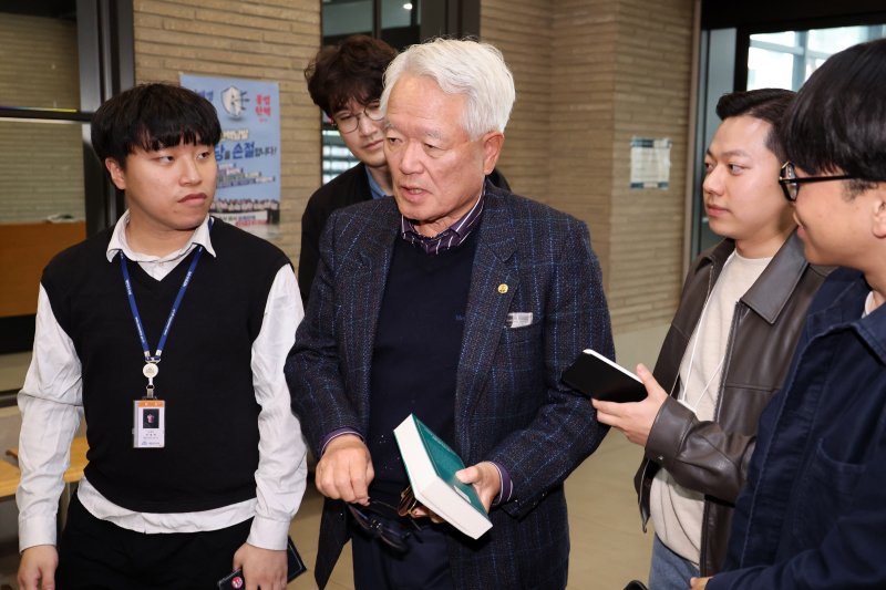 국민의힘 상임고문단 회장인 정의화 전 국회의장이 지난 3일 오후 서울 여의도 중앙당사에서 상임고문단 비공개 회동에 참석하고 있다. 뉴시스