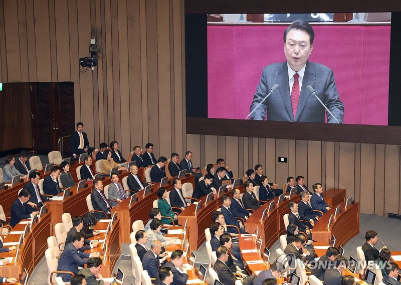 권성동 팔 '툭' 치고, 윤상현·나경원과 이야기.. 이재명 대통령의 첫 국회연설