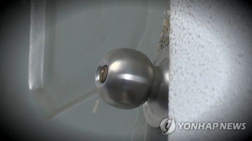 "집 안에 열쇠 놓고 와서" 5층 건물 외벽 오르던 50대 결국...