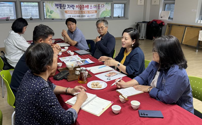 전남도는 도시재생사업과 마을사업 컨설팅으로 경력을 쌓은 전문가를 '2024년 전남 고향마을 활성화사업 멘토'로 지정하고 각 마을 체험상품을 고도화해 매력적인 고향사랑기부제 답례품으로 개발할 계획이다. 사진은 나주 이슬촌 마을에 대한 멘토링 모습. 전남도 제공