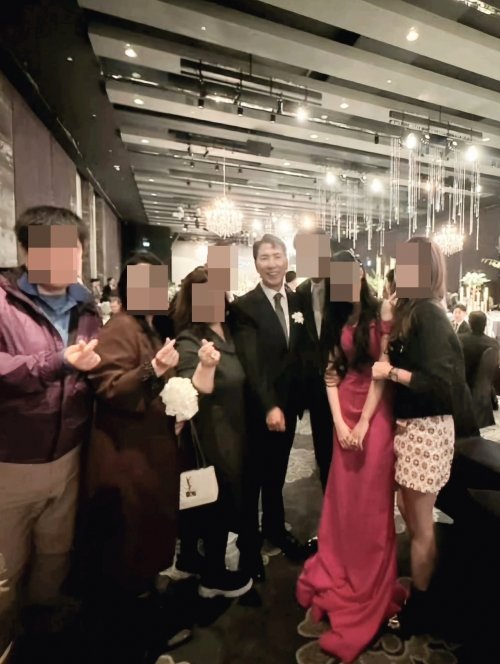 [서울=뉴시스]수행비서를 상습 성폭행한 혐의로 징역 3년 6개월을 선고받았던 안희정 전 충남지사가 칩거 2년 3개월 만에 모습을 보였다.(사진= 페이스북 ‘38선까지 안희정!’) *재판매 및 DB 금지 /사진=뉴시스