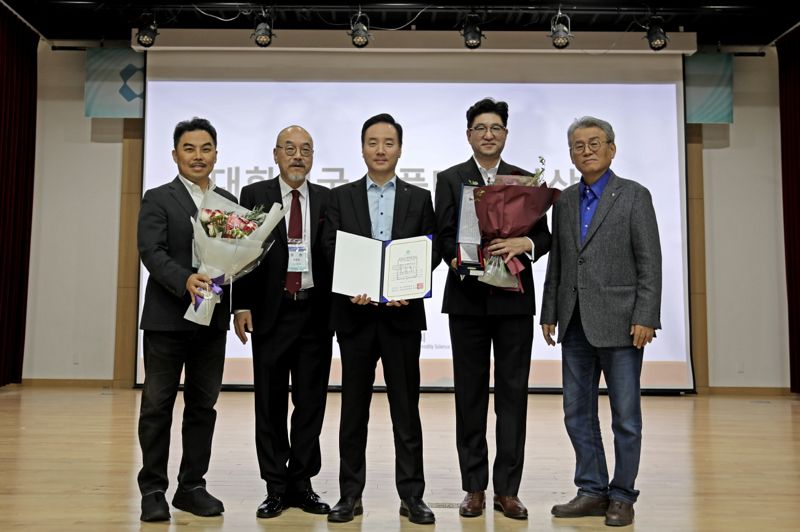 지난 2일 서울 용산구 숙명여자대학교에서 진행된 '2024 대한민국상품대상' 시상식에서 안준환 파라다이스시티 씨메르팀장, 김형석 파라다이스시티 리조트운영기획팀장, 문찬 한국상품학회장(오른쪽 두번째부터) 등 주요 관계자들이 기념 촬영을 하고 있다. 파라다이스시티 제공