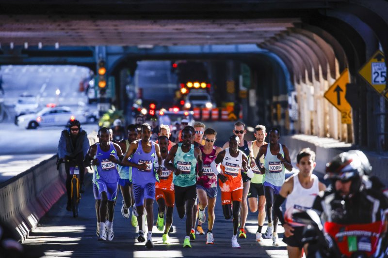 [뉴욕=AP/뉴시스] 3일(현지시각) 미국 뉴욕에서 제54회 뉴욕 마라톤이 열려 남자부 엘리트 부문 참가자들이 퀸즈버러 다리를 건너고 있다. 세계 6대 마라톤 중 하나인 뉴욕 마라톤은 매년 11월 첫째 일요일에 열린다. 2024.11.04.