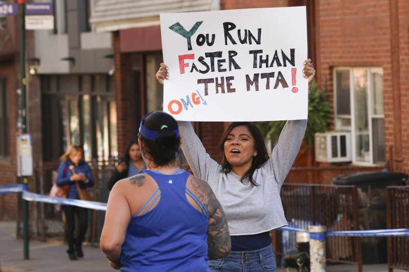 [뉴욕=AP/뉴시스] 3일(현지시각) 미국 뉴욕에서 열린 제54회 뉴욕 마라톤에서 관중들이 브루클린을 지나가는 주자들을 응원하고 있다. 세계 6대 마라톤 중 하나인 뉴욕 마라톤은 매년 11월 첫째 일요일에 열린다. 2024.11.04.