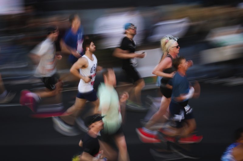 [뉴욕=AP/뉴시스] 3일(현지시각) 미국 뉴욕에서 열린 제54회 뉴욕 마라톤 참가자들이 브루클린의 베라자노 내로스 다리를 건너고 있다. 세계 6대 마라톤 중 하나인 뉴욕 마라톤은 매년 11월 첫째 일요일에 열린다. 2024.11.04.