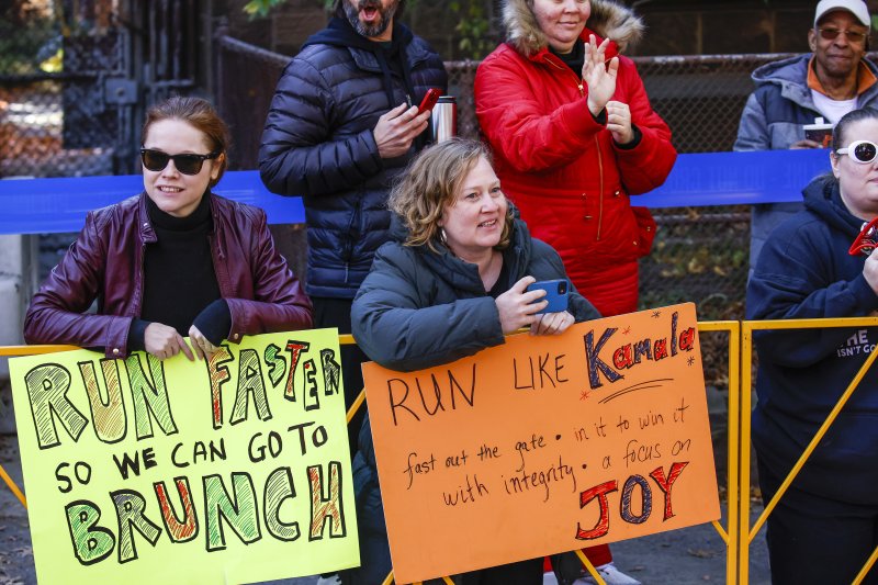 [뉴욕=AP/뉴시스] 3일(현지시각) 미국 뉴욕에서 열린 제54회 뉴욕 마라톤에서 시민들이 브루클린을 지나가는 주자들을 응원하고 있다. 세계 6대 마라톤 중 하나인 뉴욕 마라톤은 매년 11월 첫째 일요일에 열린다. 2024.11.04.