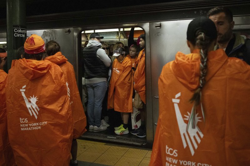 [뉴욕=AP/뉴시스] 3일(현지시각) 미국 뉴욕에서 열린 제54회 뉴욕 마라톤 일반인 참가자들이 마라톤을 마친 후 지하철을 타고 돌아가고 있다. 세계 6대 마라톤 중 하나인 뉴욕 마라톤은 매년 11월 첫째 일요일에 열린다. 2024.11.04.