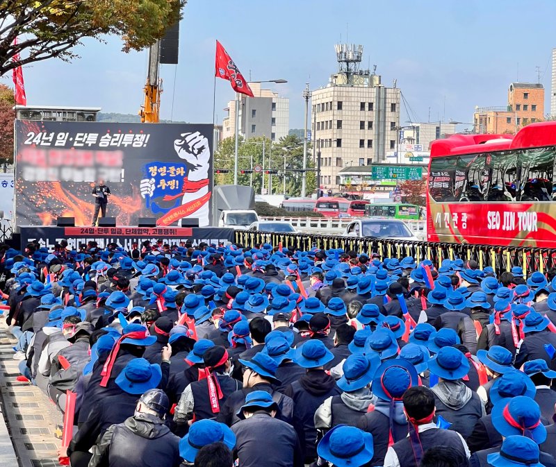 지난 10월 28일 현대트랜시스 노조원 등 1000여명이 현대차·기아 서울 양재사옥 앞 3개 차선을 막고 집회 중인 모습. 독자 제공