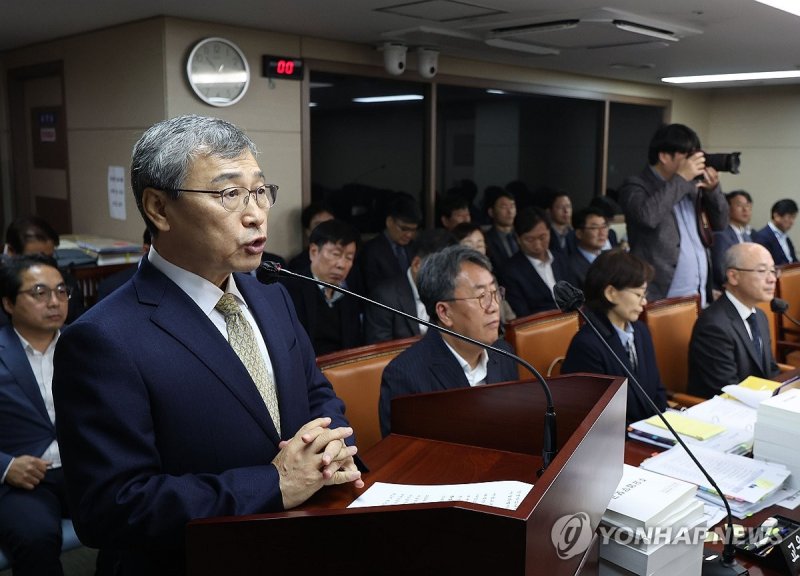 정근식 서울시교육감이 4일 오전 서울 중구 서울시의회 의원회관에서 열린 제327회 정례회 제1차 교육위원회에 출석해 업무보고를 하고 있다. 연합뉴스