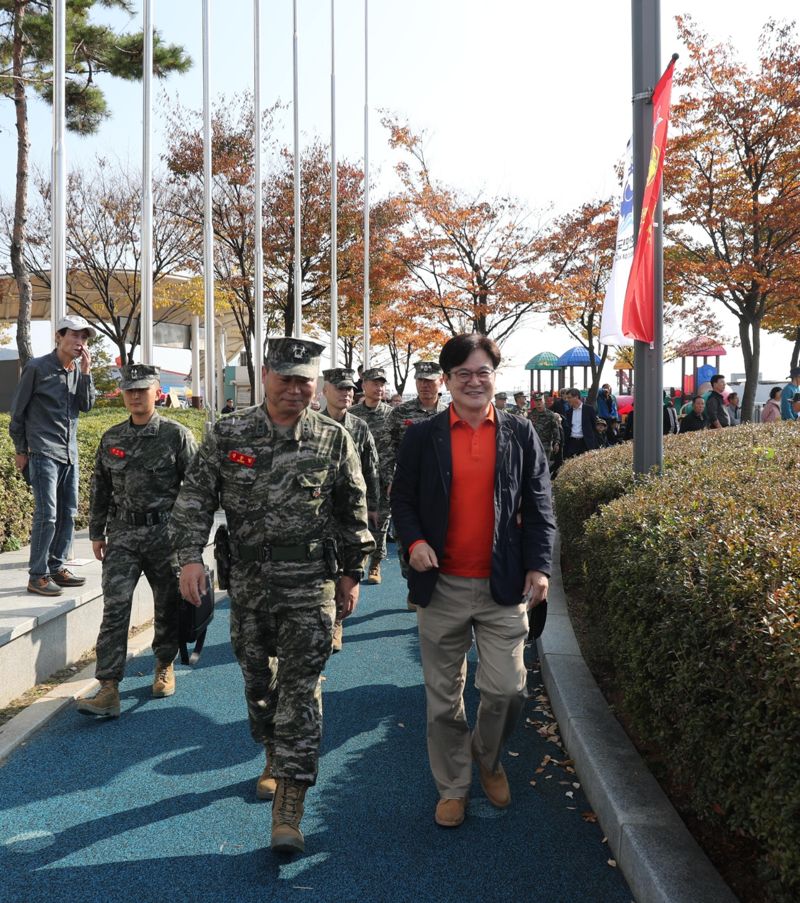 지난 3일 김포함상공원과 대명항 일대에서 열린 '2024 김포 해병대 문화축제'에 참여한 김병수 김포시장(오른쪽)과 정종범 해병대 2사단장. /김포시 제공