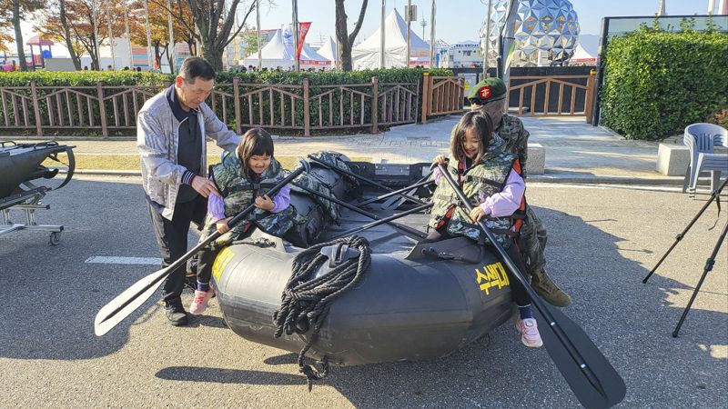 지난 3일 김포함상공원과 대명항 일대에서 열린 '2024 김포 해병대 문화축제'에 참여한 시민들이 해병대가 마련한 체험에 참여하고 있다. /김포시 제공