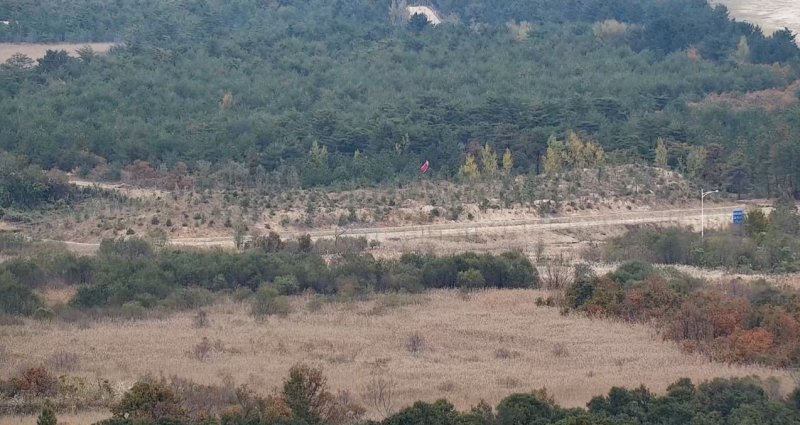 합동참모본부는 북한군이 지난달 15일 동해선과 경의선 폭파 이후 지난 1일까지 해당 지점에 전차 기동을 차단하기 위해 판 구덩이인 '대전차구'와 토산(성토지) 작업을 이어왔다고 4일 밝혔다. 사진은 동해선에 인공기가 게양된 모습. 2024.11.4 [합동참모본부 제공. 재판매 및 DB 금지] photo@yna.co.kr (끝)