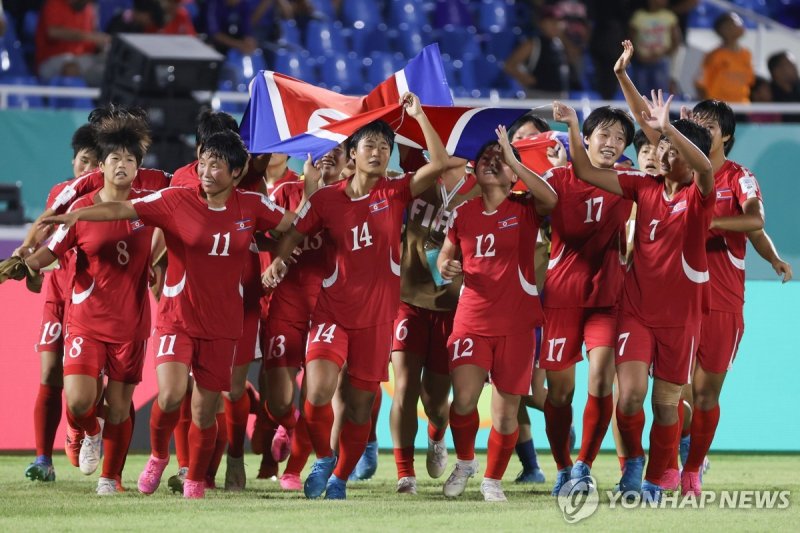 북한 대표팀의 우승 세리머니 epa11700094 Players of North Korea celebrate after winning the FIFA U-17 Women's World Cup Final soccer match between North Korea and Spain in Santo Domingo, Dominican Republic, 03 November 2024. EPA/ORLANDO BARRIA