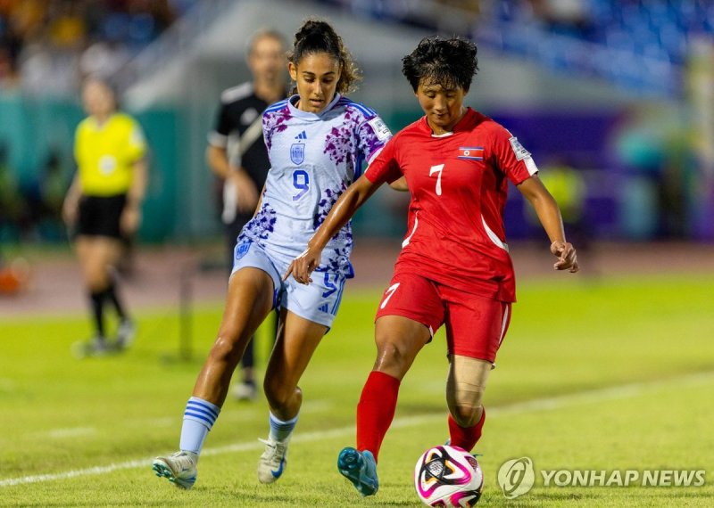 북한 17세 이하 여자 대표팀의 전일청(오른쪽) Spain's forward #09 Celia Segura and North Korea midfielder #07 Jon Il-Chong fight for the ball during the FIFA U-17 women?s football World Cup 2024 final match between North Korea and Spain at the Olimpico Felix Sanchez Stadium in Santo Domingi on November 3, 2024. (Photo