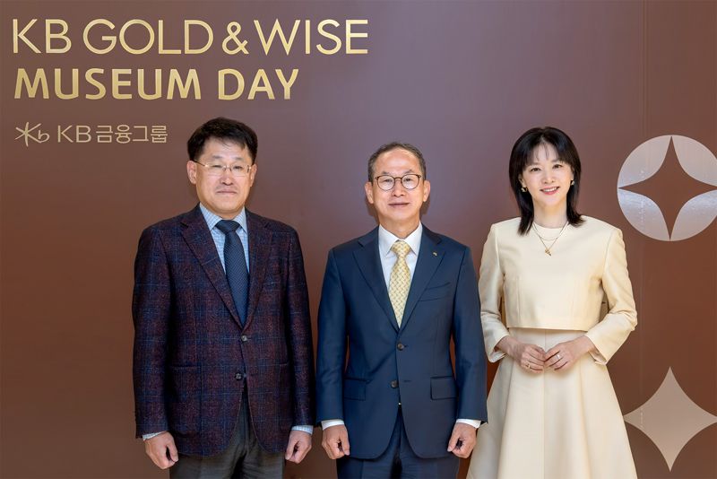 4일 서울 용산구 리움미술관에서 열린 'KB GOLD&WISE 뮤지엄 데이' 에서 유문형 삼성문화재단 대표이사(왼쪽 첫 번째), 양종희 KB금융지주 회장(가운데), KB GOLD&WISE the FIRST 광고모델 이영애씨가 기념사진을 촬영하고 있다. KB금융그룹 제공