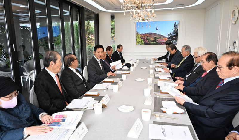 오세훈 서울시장이 4일 용산구 파트너스하우스에서 국민의힘 상임고문단과 오찬 간담회를 갖고 서울시의 미래 발전 방안과 여당 역할에 대해 의견을 나눴다. 오세훈 시장(왼쪽 네번째)이 간담회에서 발언하고 있다. 서울시 제공